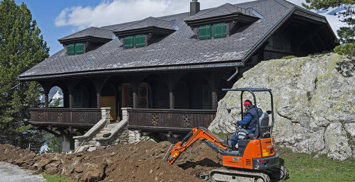 12.6.19 - La tuyauterie entre la Villa et le Chalet est dégagée.